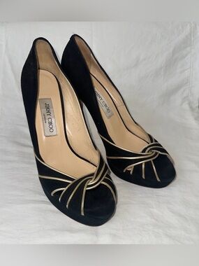 Gorgeous JIMMY CHOI Black Suede Peep-Toe Pumps with Gold Trim Knot Detail.

Sz40